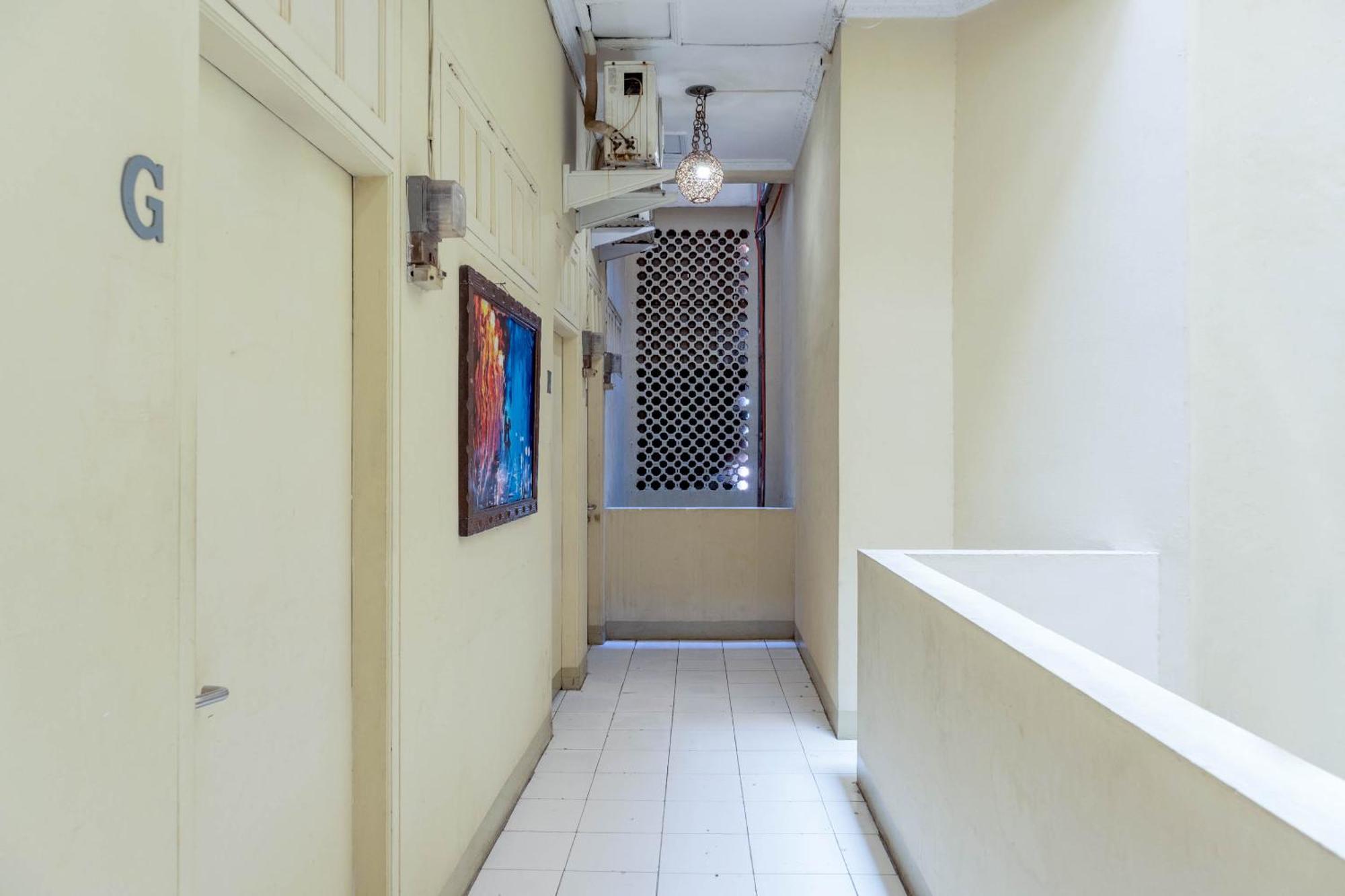 Oyo 1111 Pasar Baru Inn Джакарта Экстерьер фото