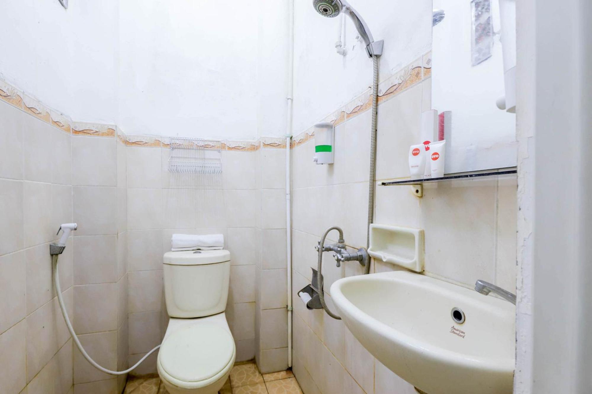 Oyo 1111 Pasar Baru Inn Джакарта Экстерьер фото