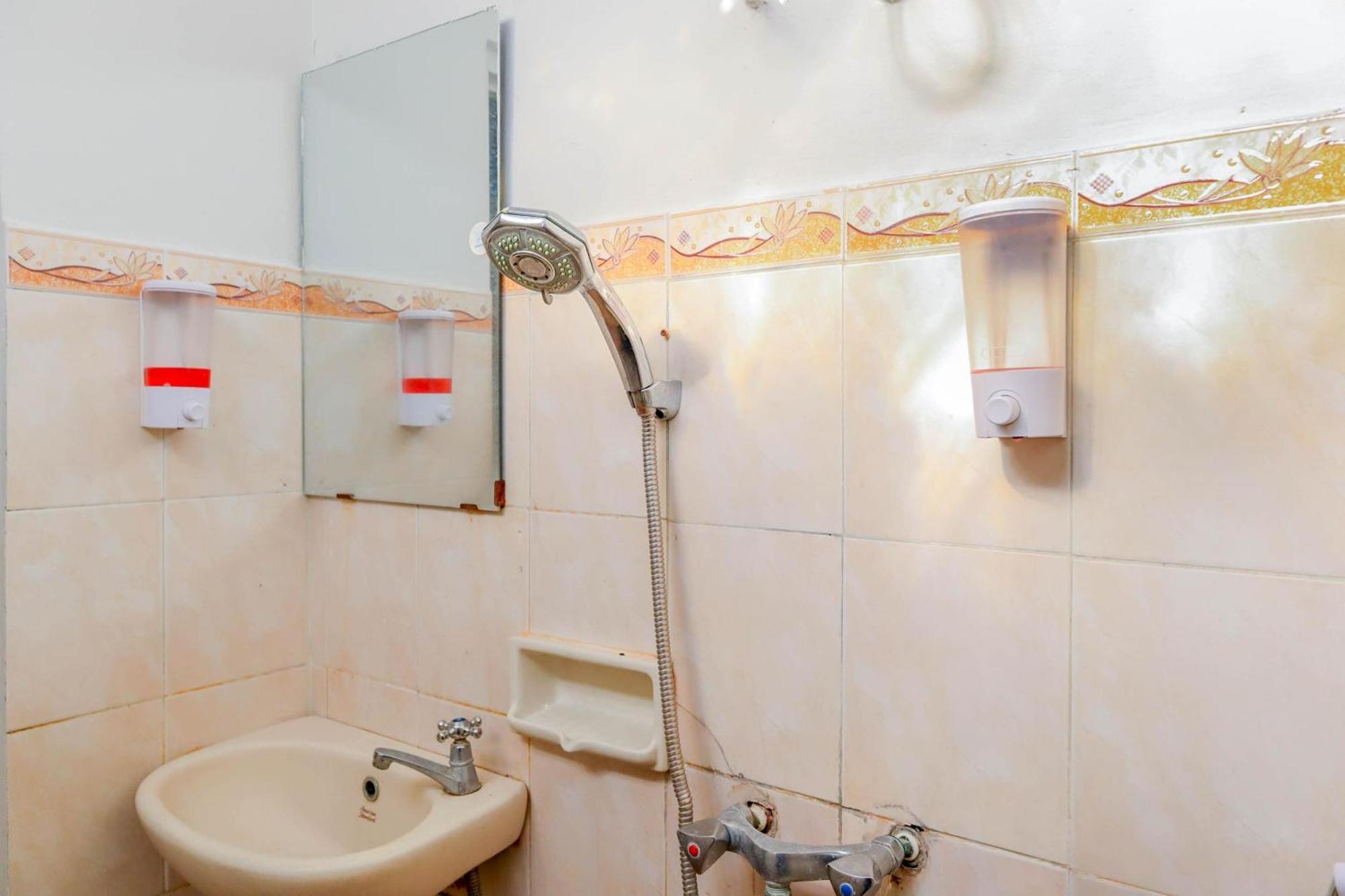 Oyo 1111 Pasar Baru Inn Джакарта Экстерьер фото