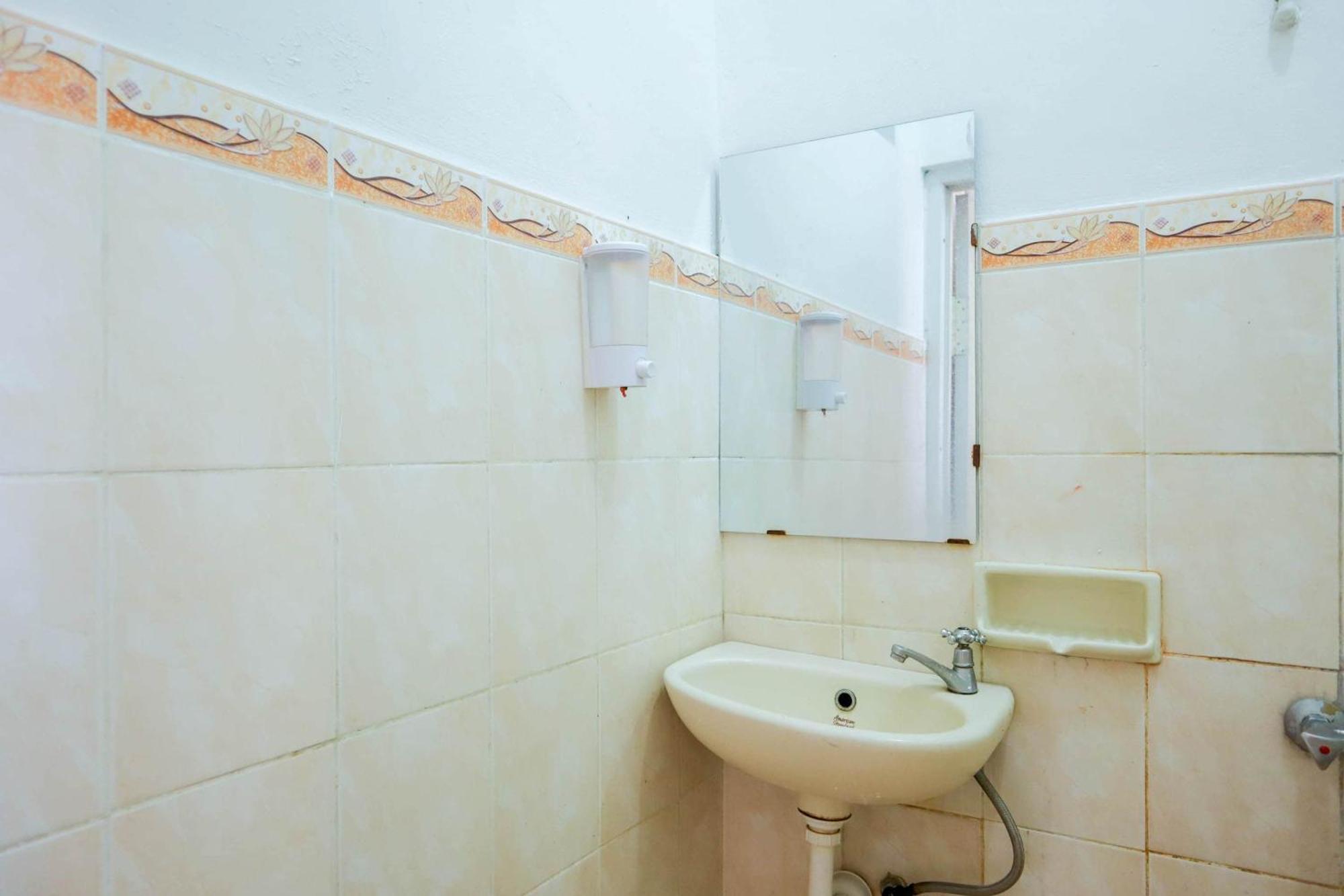 Oyo 1111 Pasar Baru Inn Джакарта Экстерьер фото