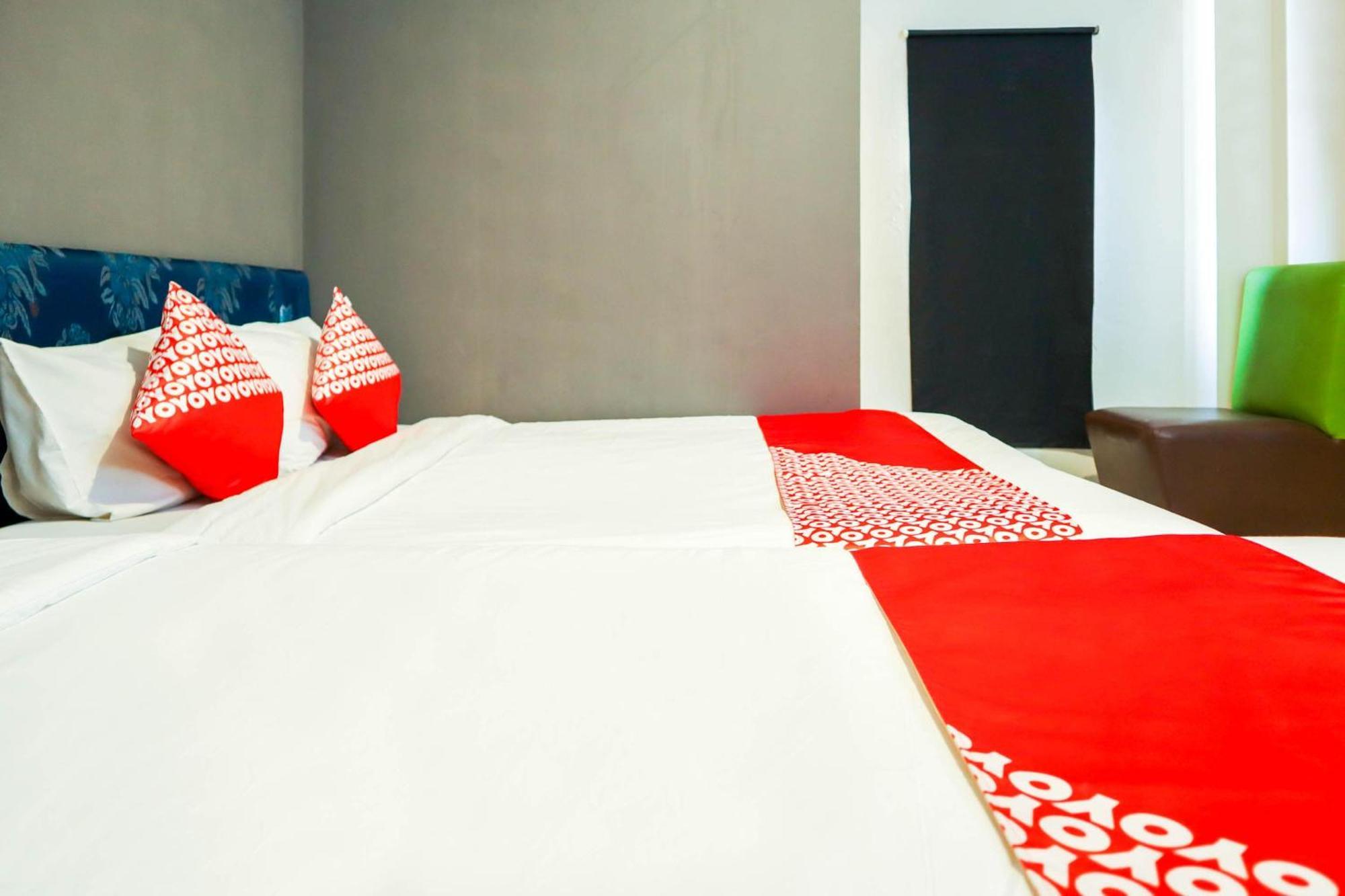 Oyo 1111 Pasar Baru Inn Джакарта Экстерьер фото