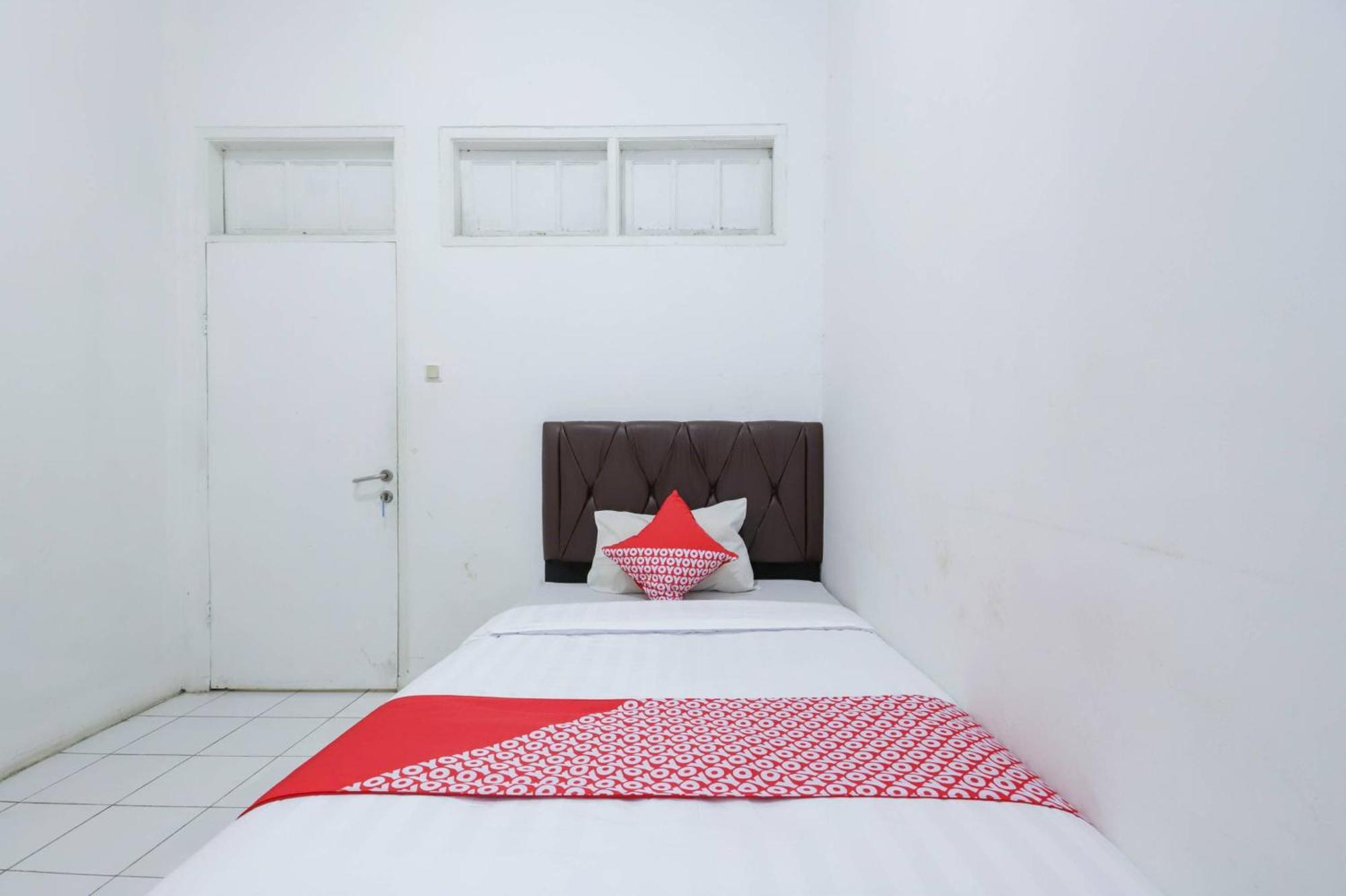 Oyo 1111 Pasar Baru Inn Джакарта Экстерьер фото