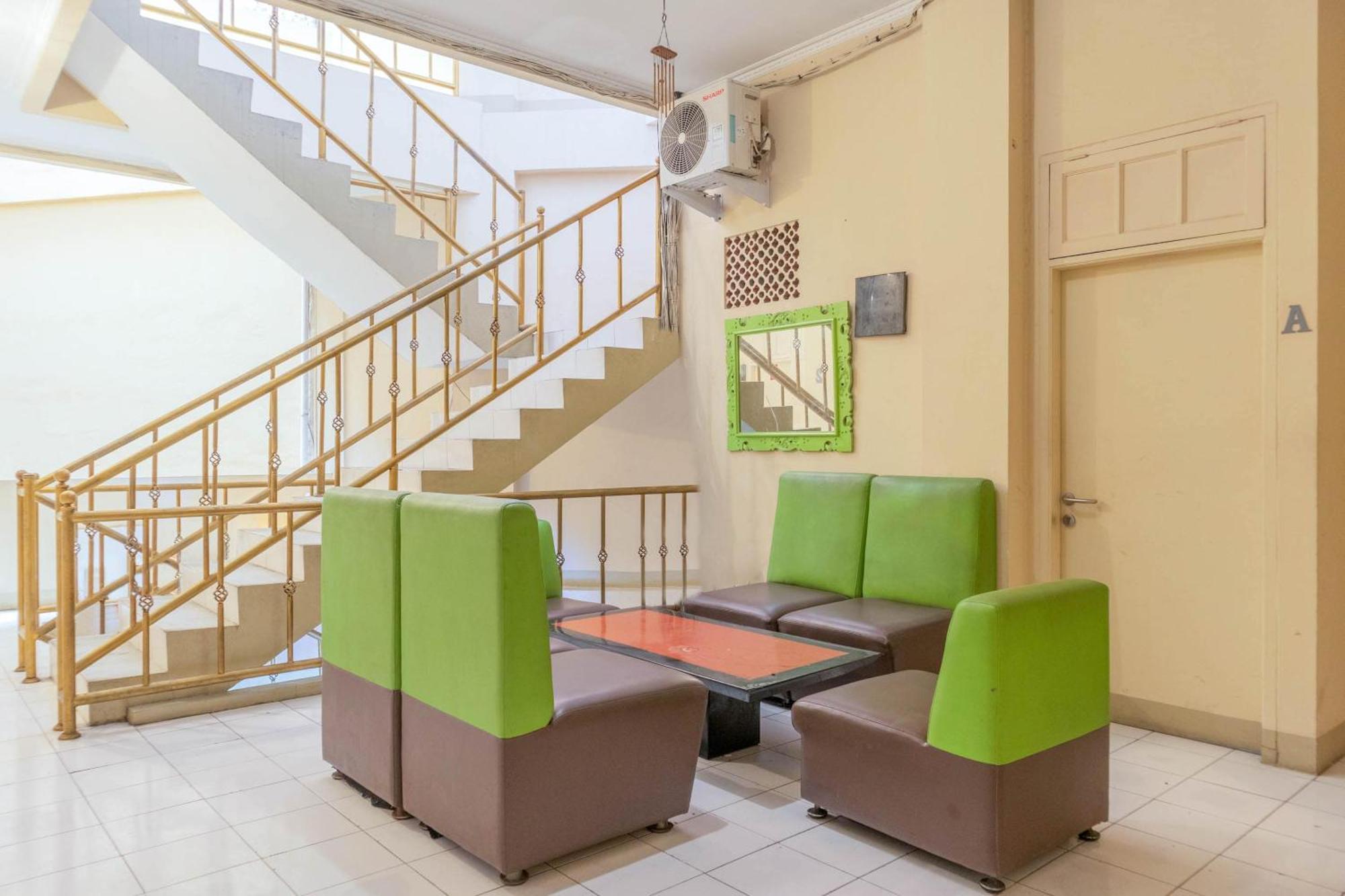 Oyo 1111 Pasar Baru Inn Джакарта Экстерьер фото