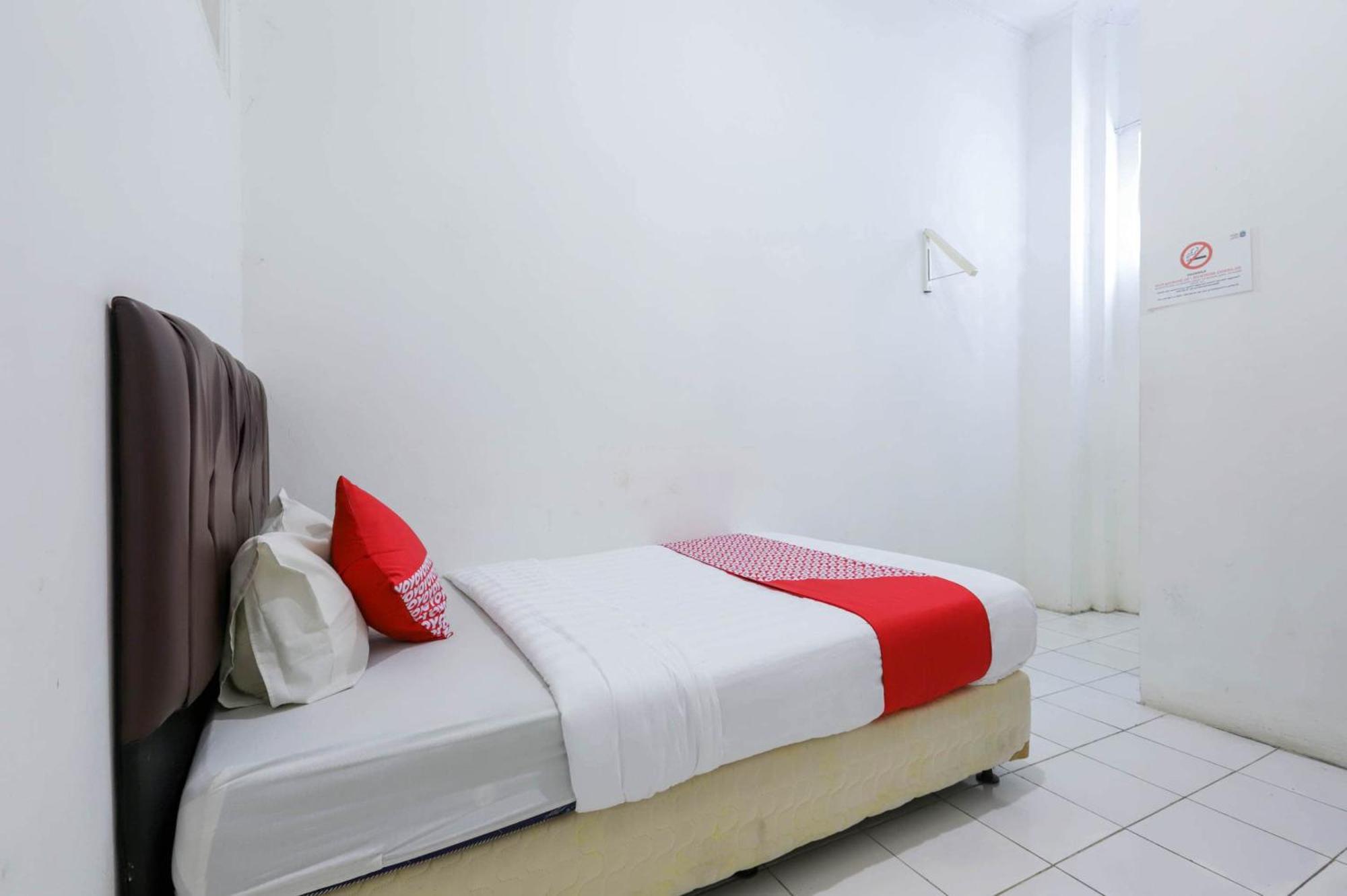 Oyo 1111 Pasar Baru Inn Джакарта Экстерьер фото