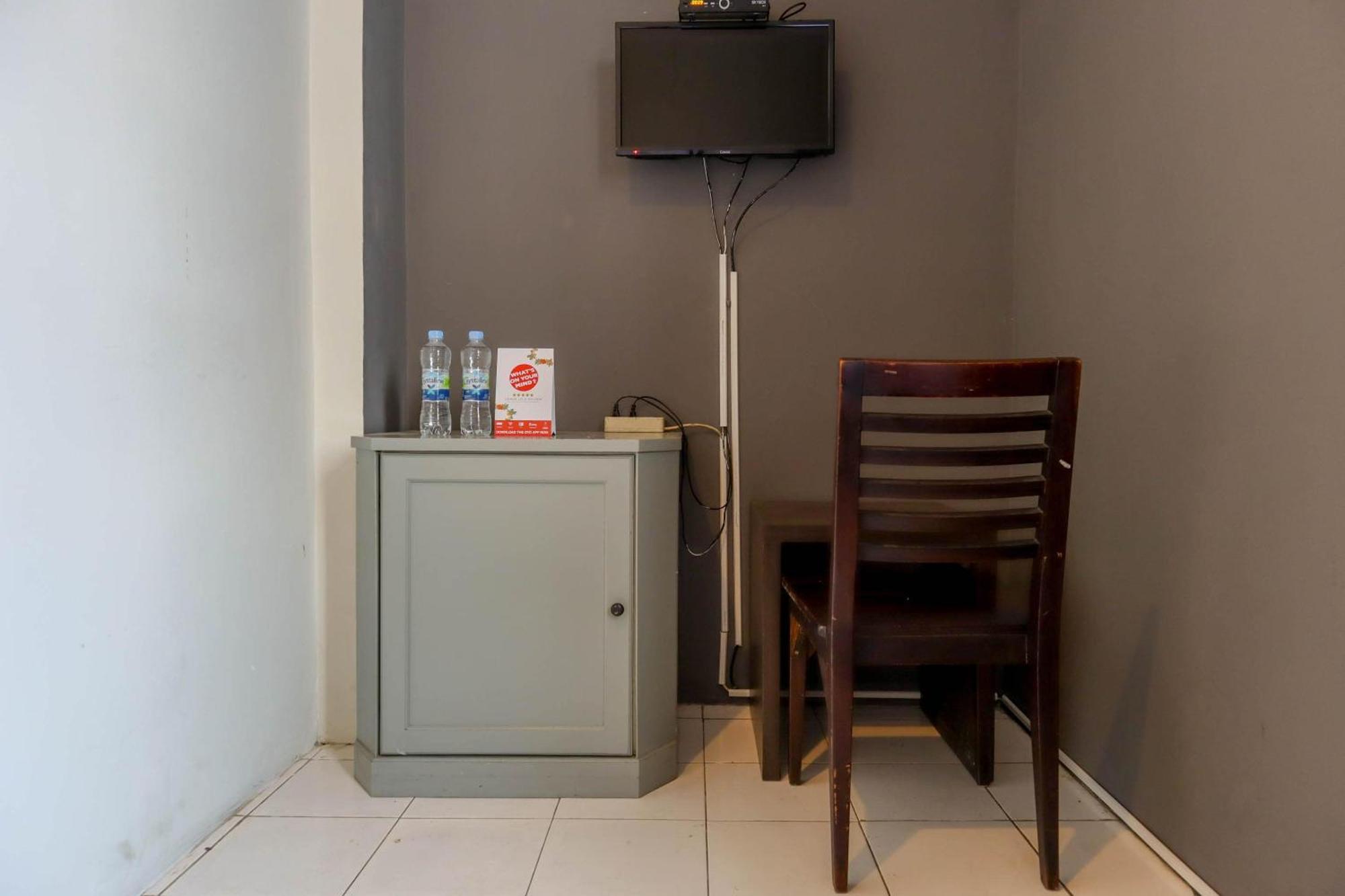 Oyo 1111 Pasar Baru Inn Джакарта Экстерьер фото