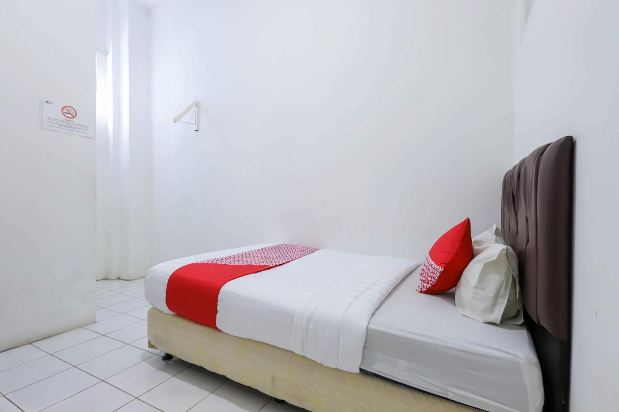 Oyo 1111 Pasar Baru Inn Джакарта Экстерьер фото